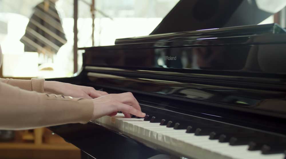 ROLAND GP-6 PE piano à queue numérique ROLAND GP-6 PE piano à queue numérique