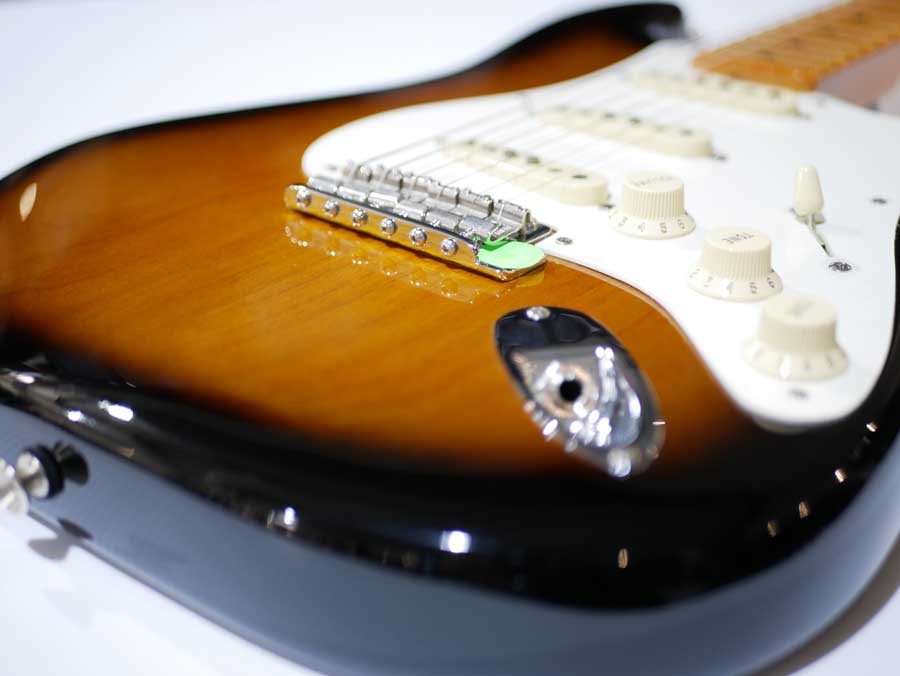 FENDER STRATOCASTER SIGNATURE ERIC JOHNSON Maple 2 Tons Sunburst FENDER STRATOCASTER SIGNATURE ERIC JOHNSON Maple 2 Tons Sunburst