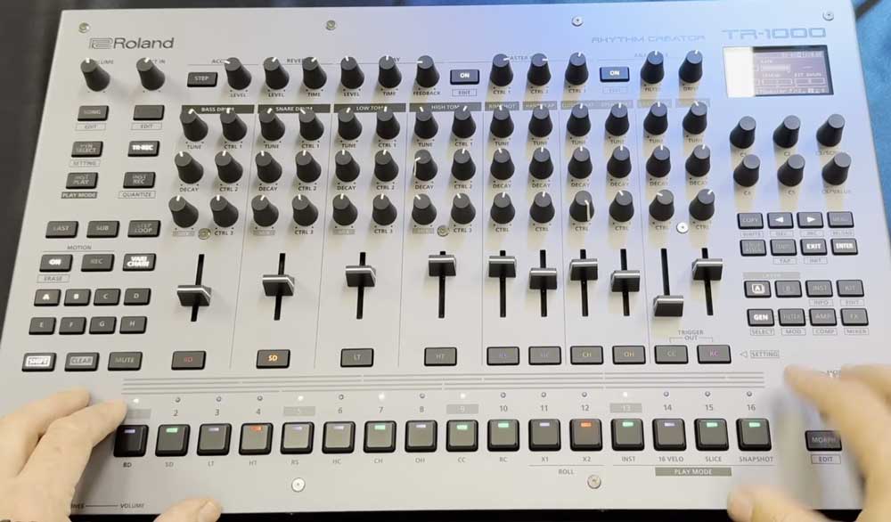 ROLAND TR-1000