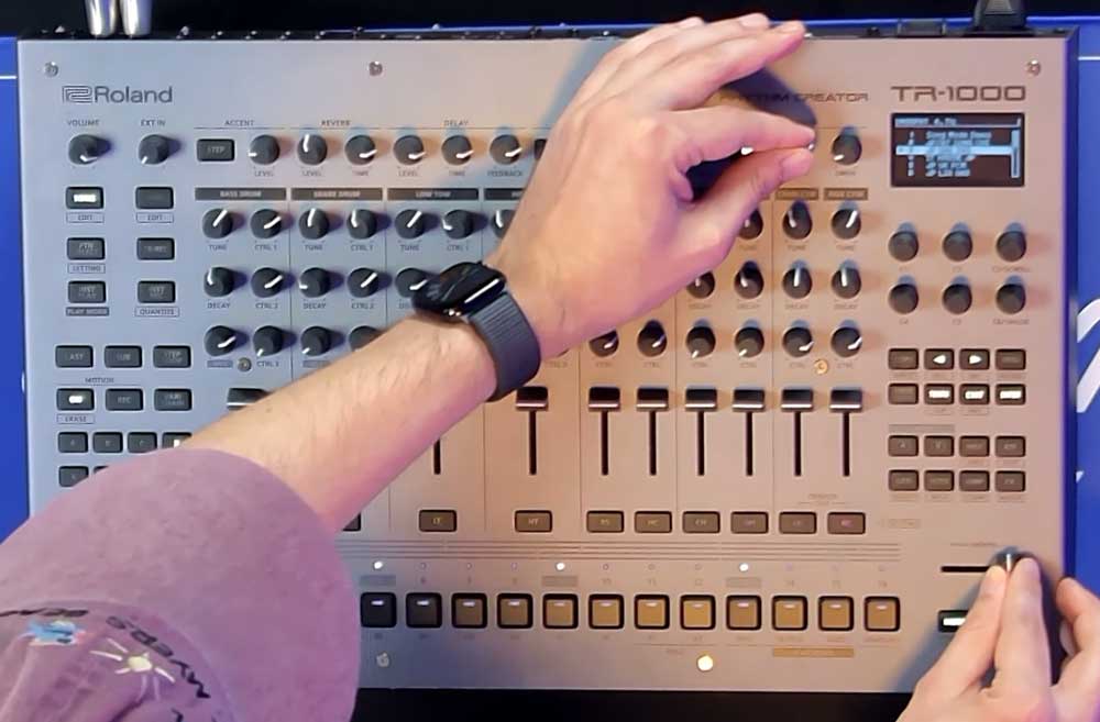 ROLAND TR-1000